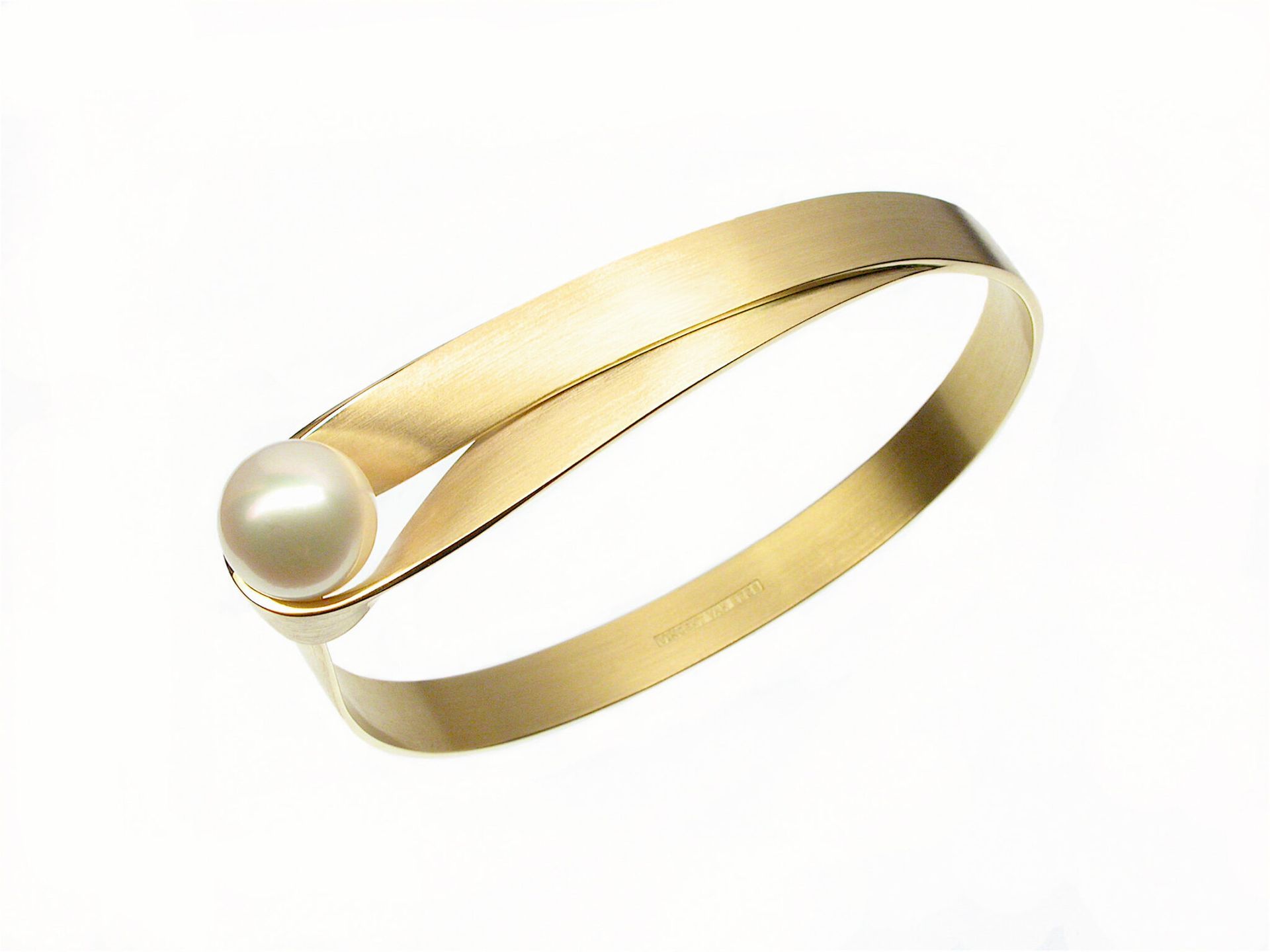 Gouden armband met een parel.