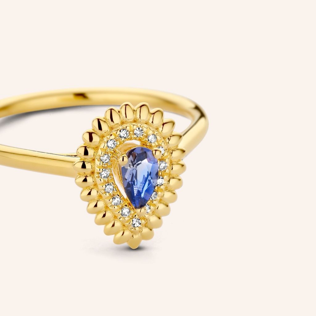 Gouden ring met een peervormig blauw edelsteentje in het midden, omringd door diamanten, met een getextureerde halo.