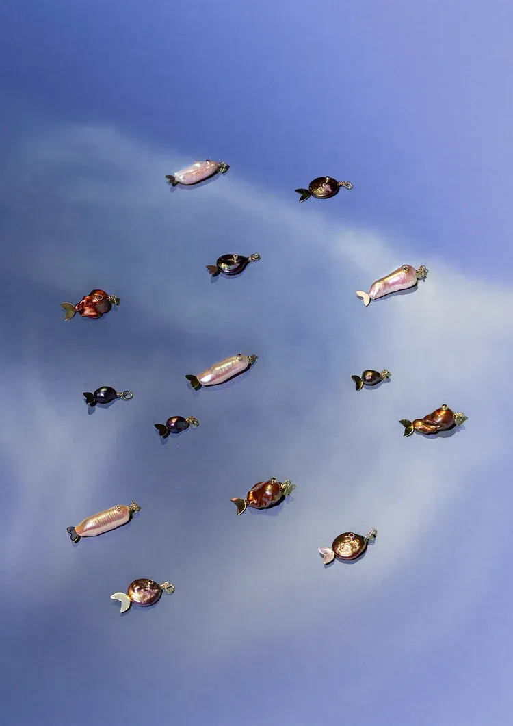 Harde snoepjes in verschillende kleuren zweven tegen een blauwe lucht.