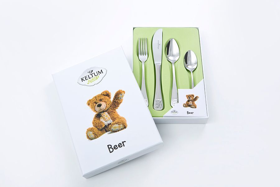 Kinderbestekset met een teddybeerillustratie. Inclusief vork, mes en twee lepels.