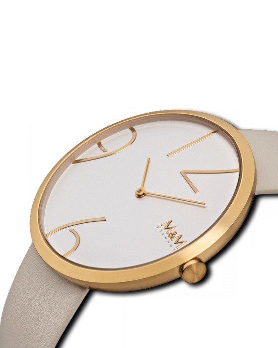 Horloge met gouden rand, witte wijzerplaat en gouden wijzers. Witte leren band.