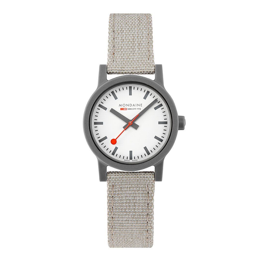 Grijs polshorloge met een witte wijzerplaat, grijze kast en lichtgrijze stoffen band. Rode secondewijzer.
