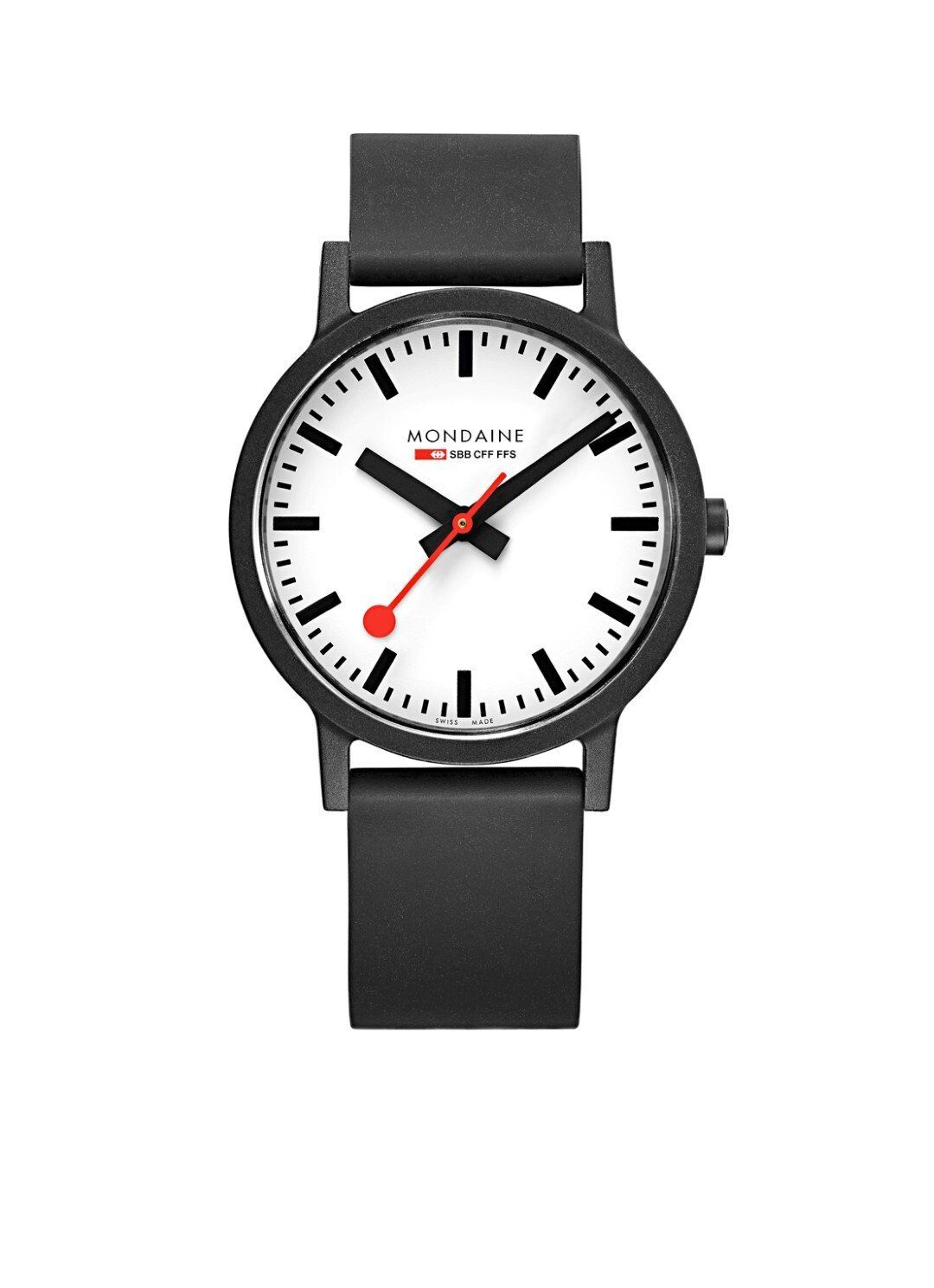 Zwart-wit Mondaine horloge met een zwarte band, witte wijzerplaat en rode secondewijzer.