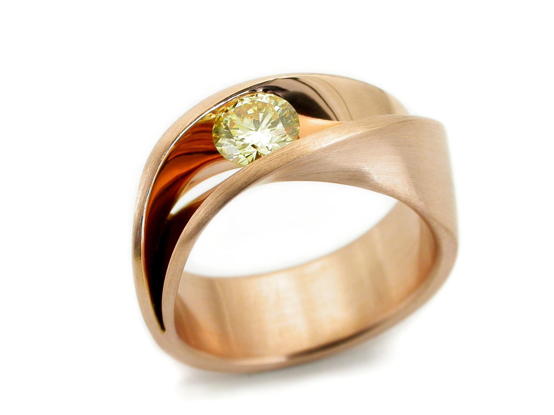 Bruid in een versierde trouwjurk, met witte schoenen versierd met kristallen.