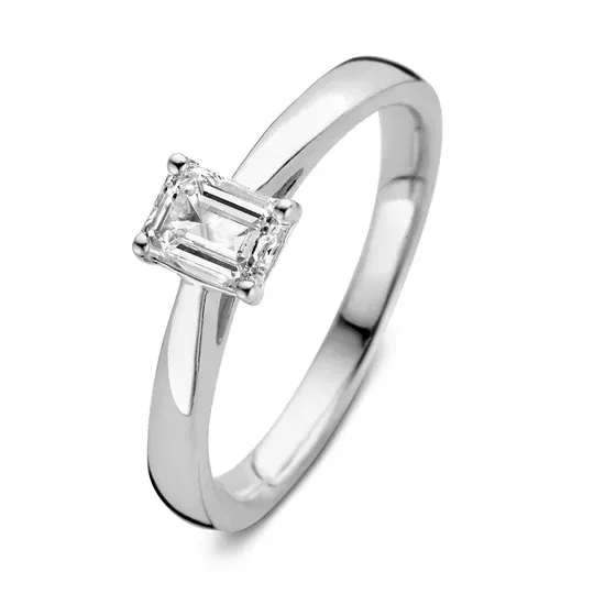 Zilveren ring met een vierkante, smaragdgeslepen diamant.