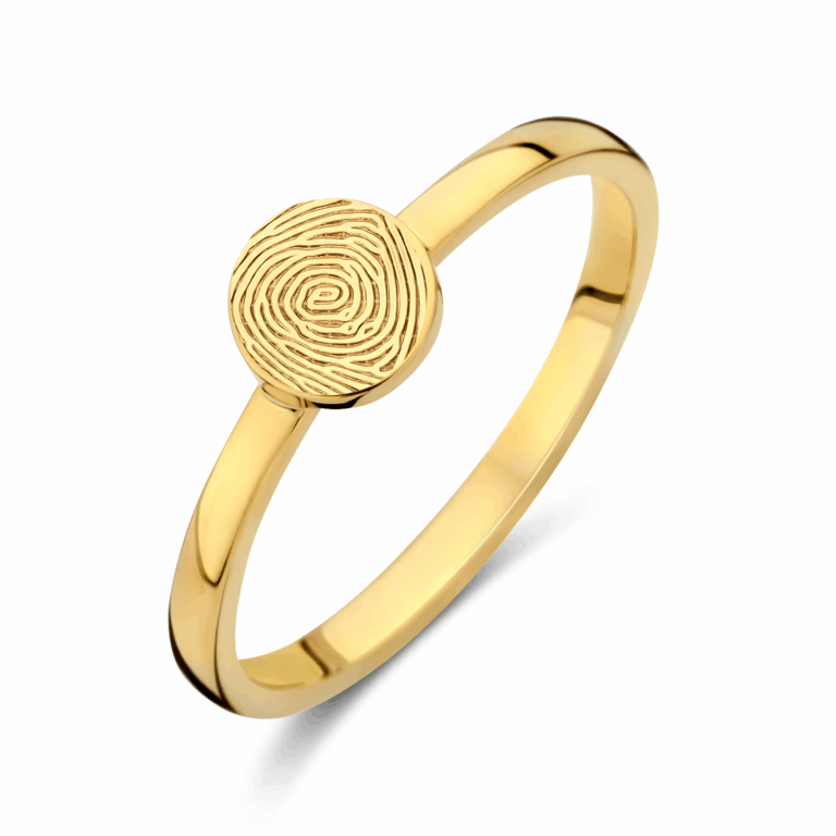 Een man draagt ​​een vrouw op een onverharde weg in een bos. Zij glimlacht, hij kijkt de toeschouwer aan.