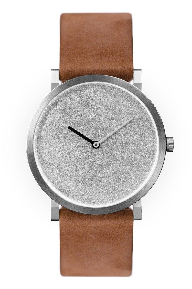 Horloge met zilveren wijzerplaat en bruine leren band.