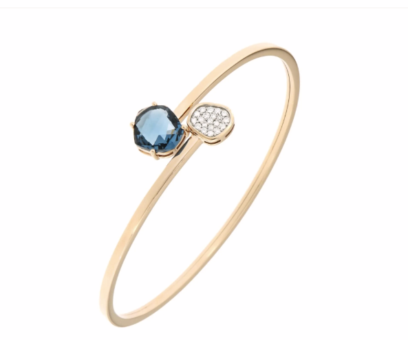 Elegant opgestoken kapsel met witte bloemenaccenten.