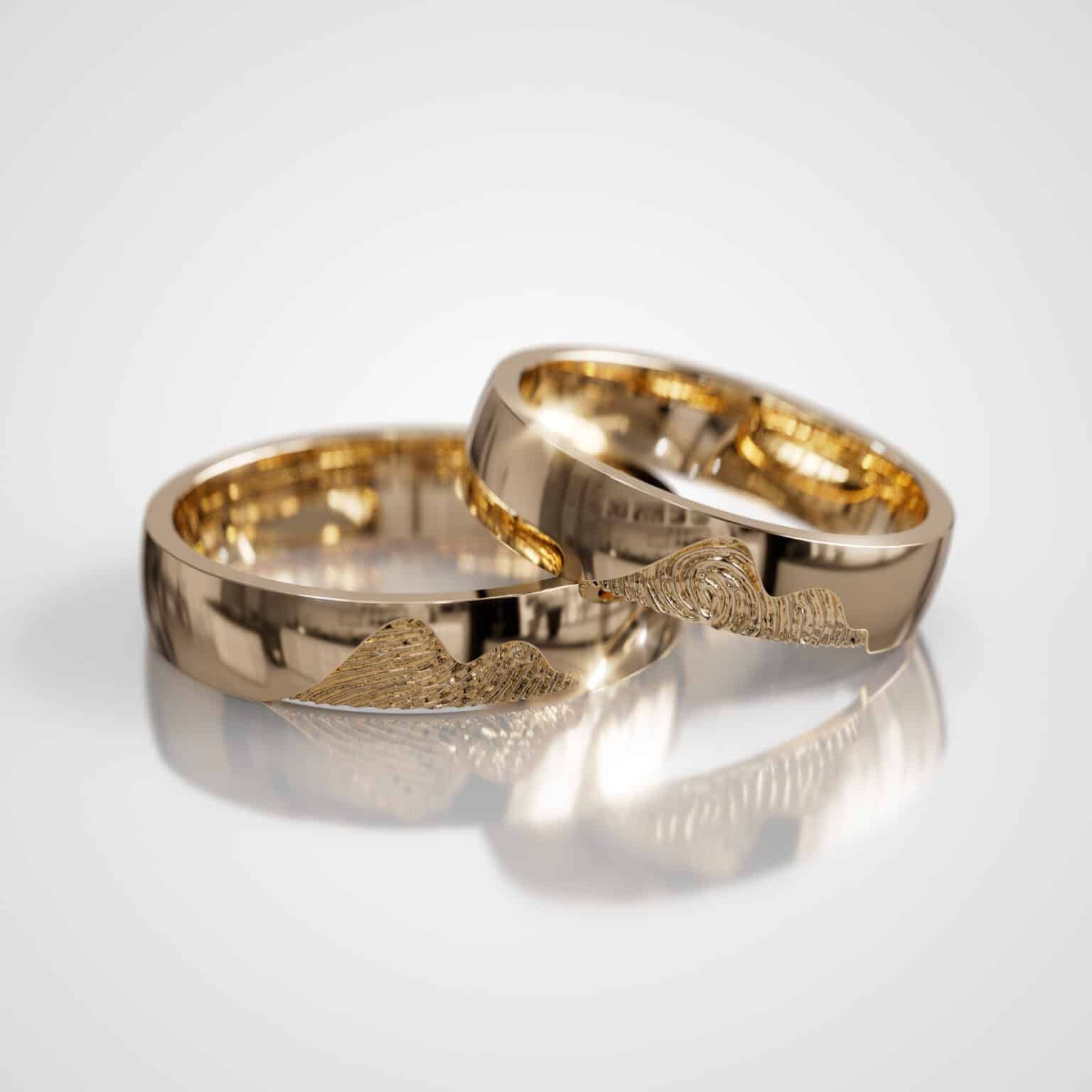 Een man draagt een vrouw op een onverharde weg in een bos. Zij glimlacht, hij kijkt de toeschouwer aan.