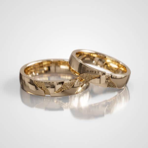 Bruid in een versierde trouwjurk, met witte schoenen versierd met kristallen.