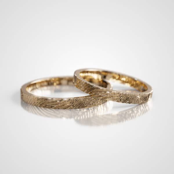 Elegant opgestoken kapsel met witte bloemenaccenten.