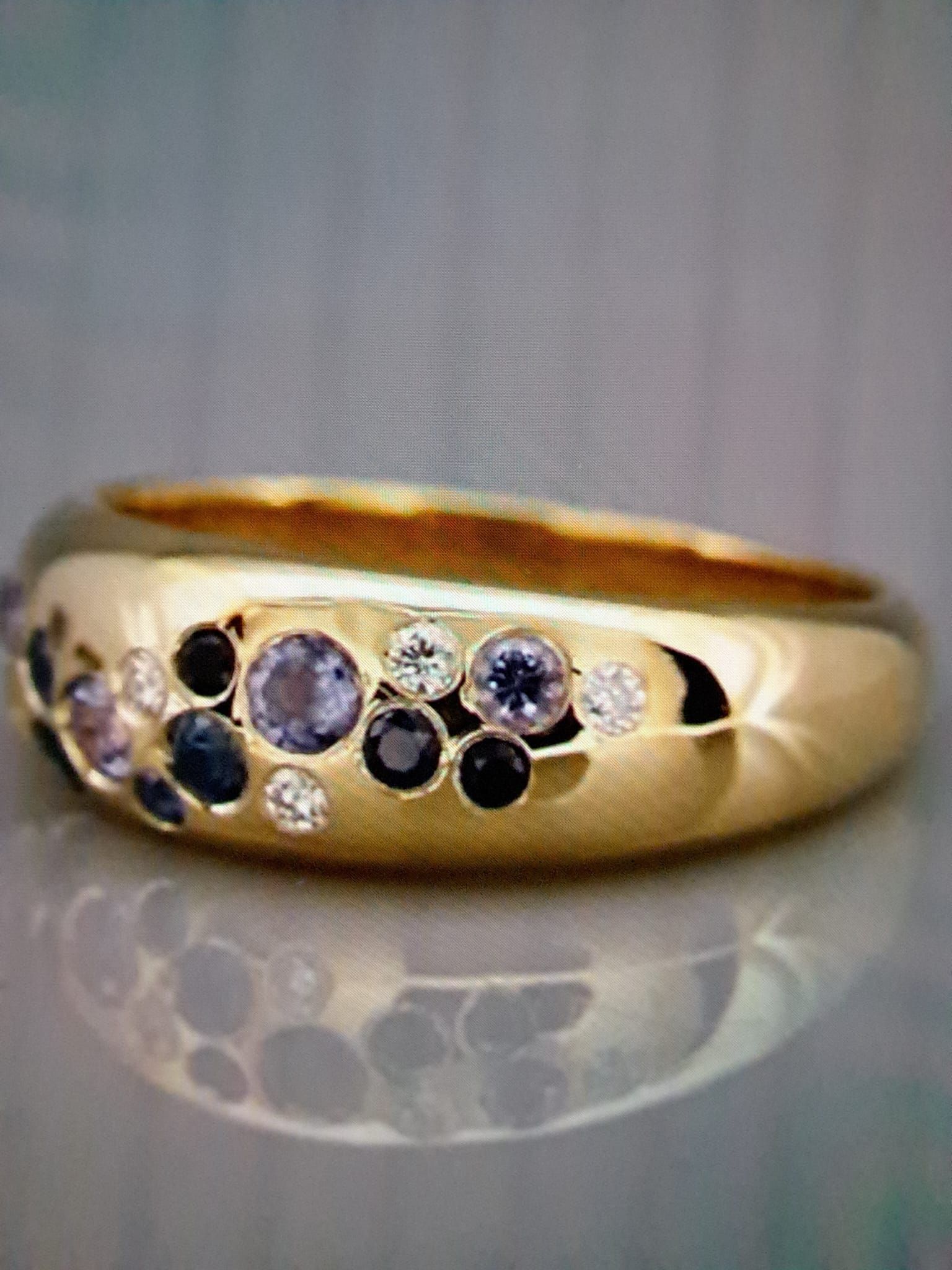 Elegant opgestoken kapsel met witte bloemenaccenten.