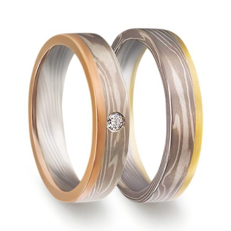 Gouden ketting met drie ovale hangers, elk met een letter erop.