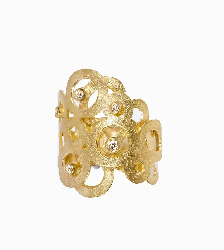 Gouden ring met open cirkels en kleine diamantaccenten.