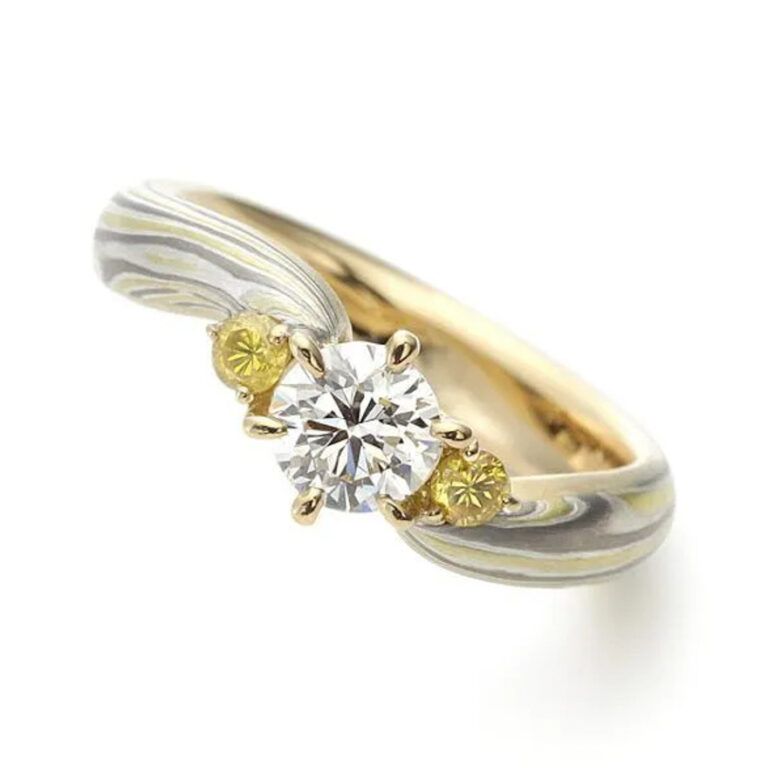 Elegant opgestoken kapsel met witte bloemenaccenten.