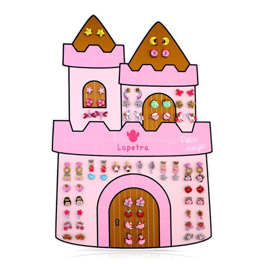 Roze oorbellenorganizer in de vorm van een kasteel, met verschillende kleurrijke oorbellen erop afgebeeld.