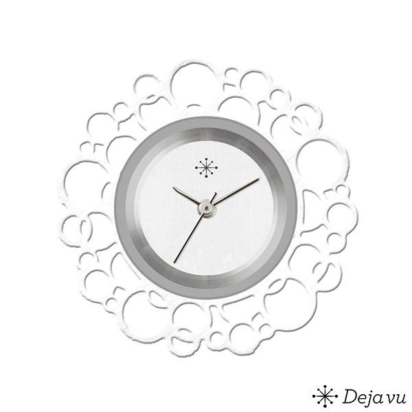 Zilveren klok met witte wijzerplaat en decoratief, bolvormig frame.