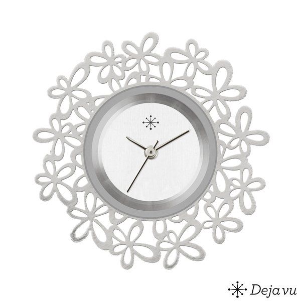 Grijze wandklok in de vorm van een bloem, met een witte wijzerplaat en minimalistische wijzers, Deja vu-logo rechtsonder.