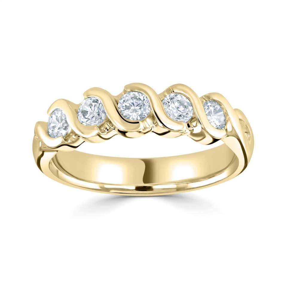 Gouden bandring met vijf witte diamanten in een golfvormig ontwerp.