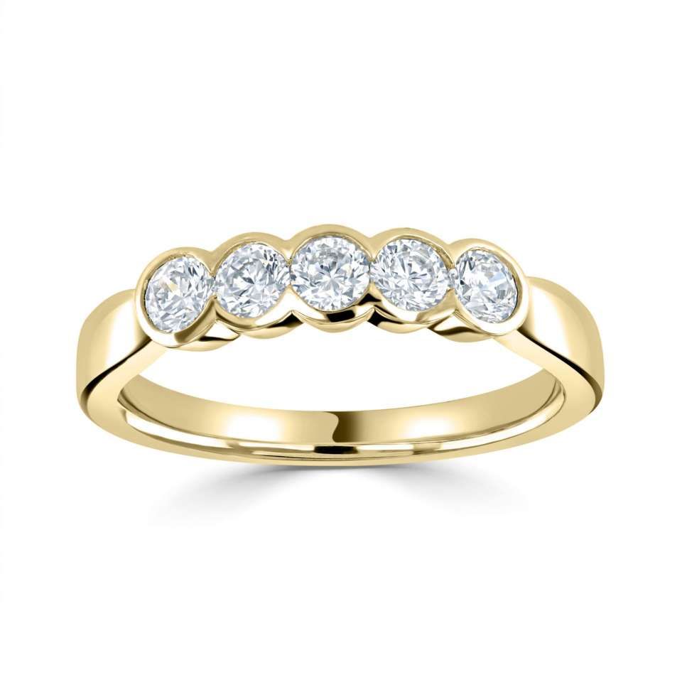 Geelgouden ring met vijf ronde diamanten in kastzetting.