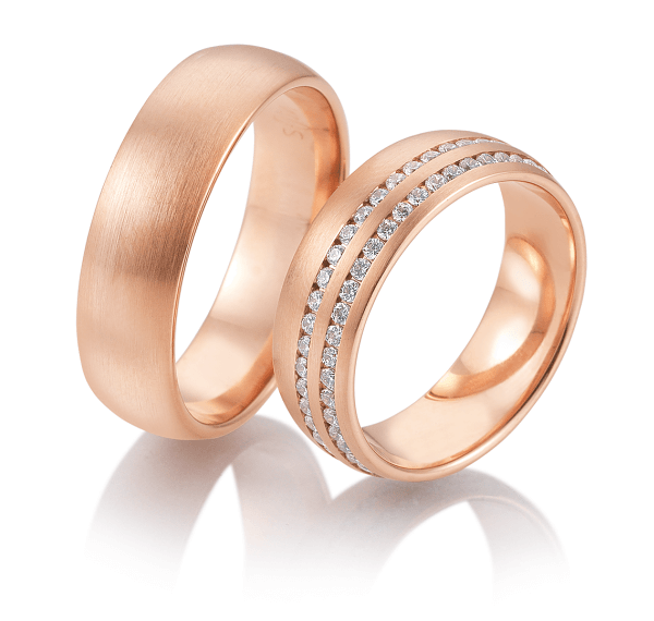 Vitrine met gouden en zilveren ringen.