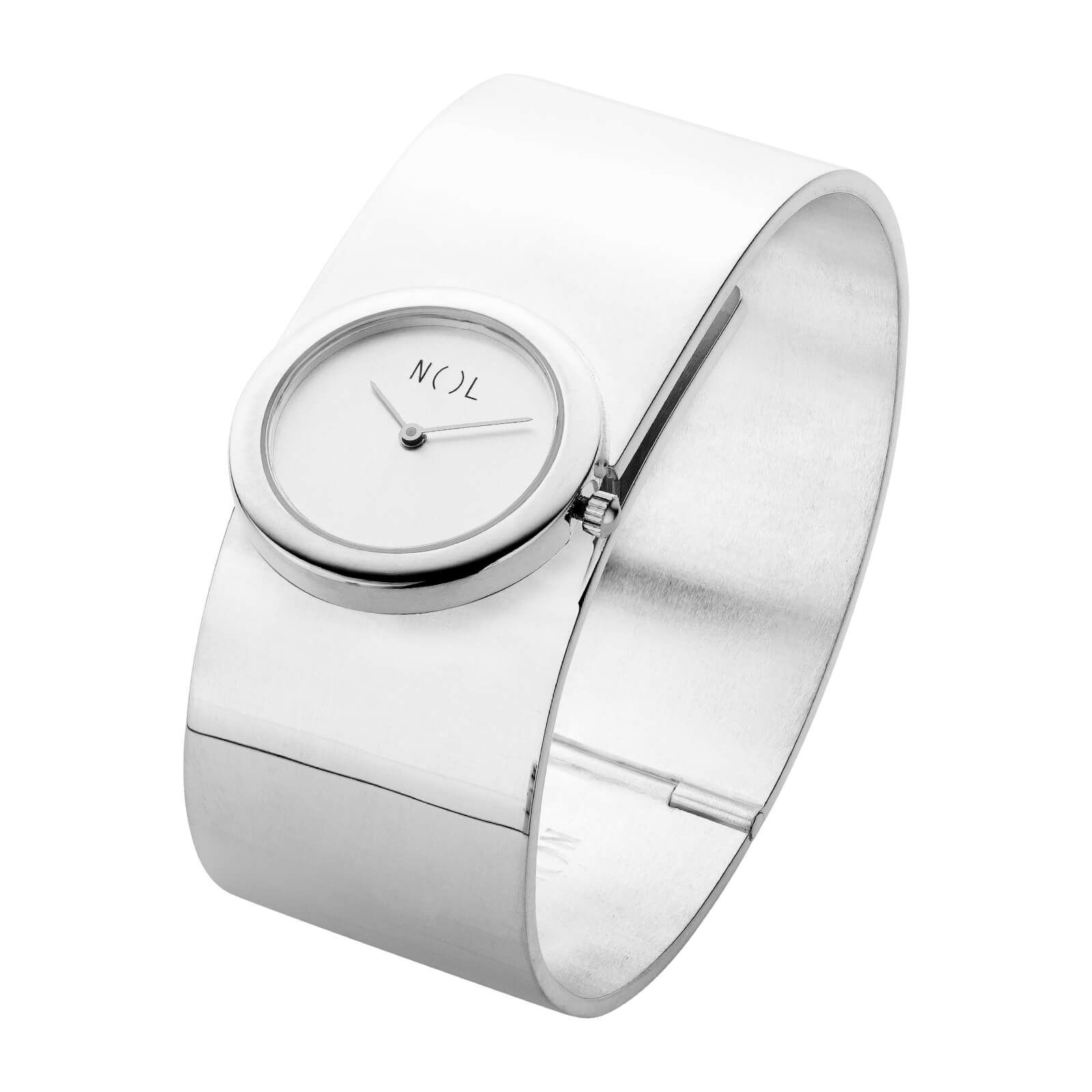 Zilveren manchethorloge met ronde, witte wijzerplaat.