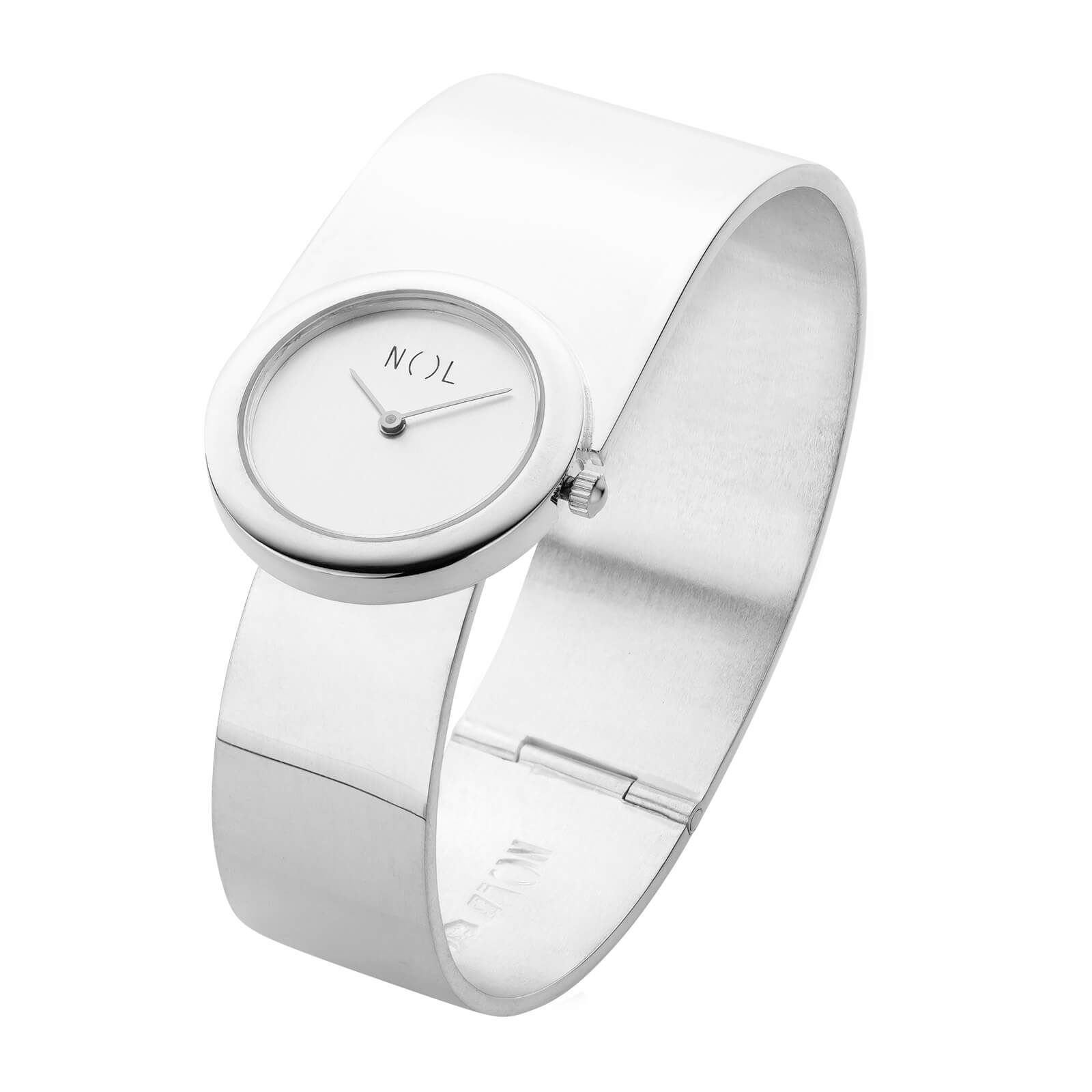 Zilveren manchethorloge met ronde, witte wijzerplaat.