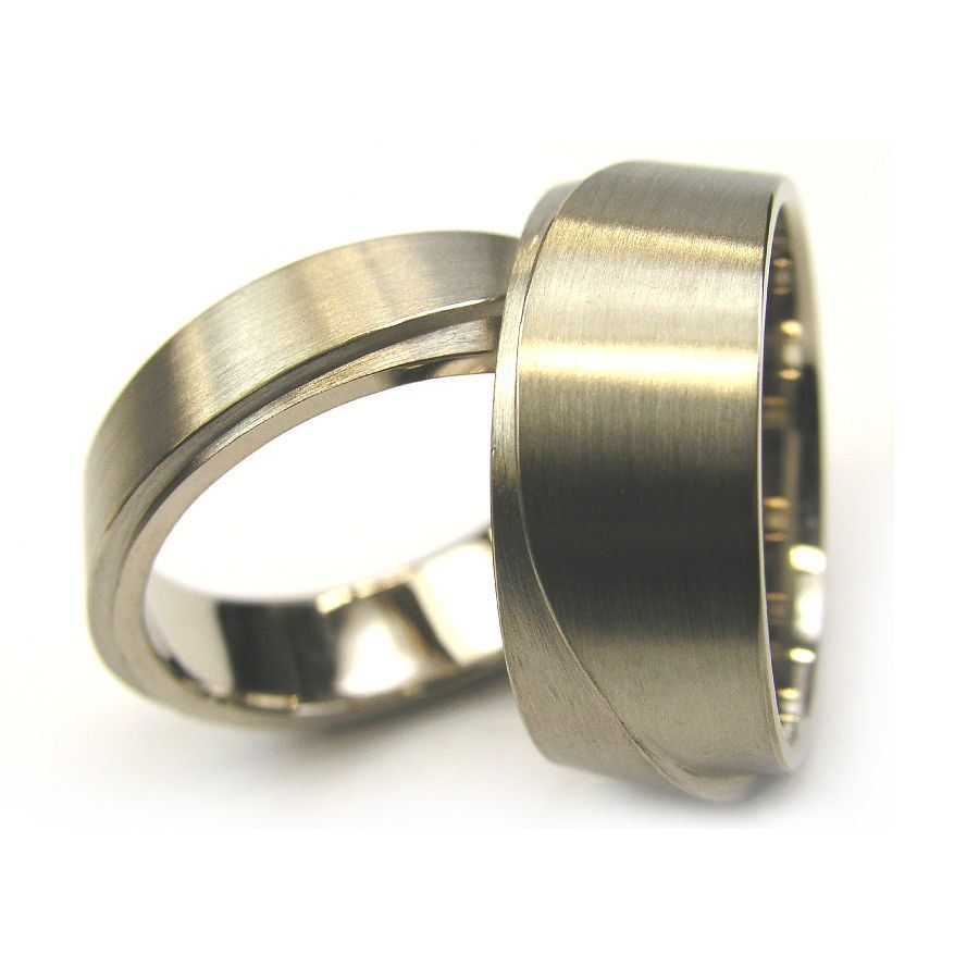 Bruid in een versierde trouwjurk, met witte schoenen versierd met kristallen.