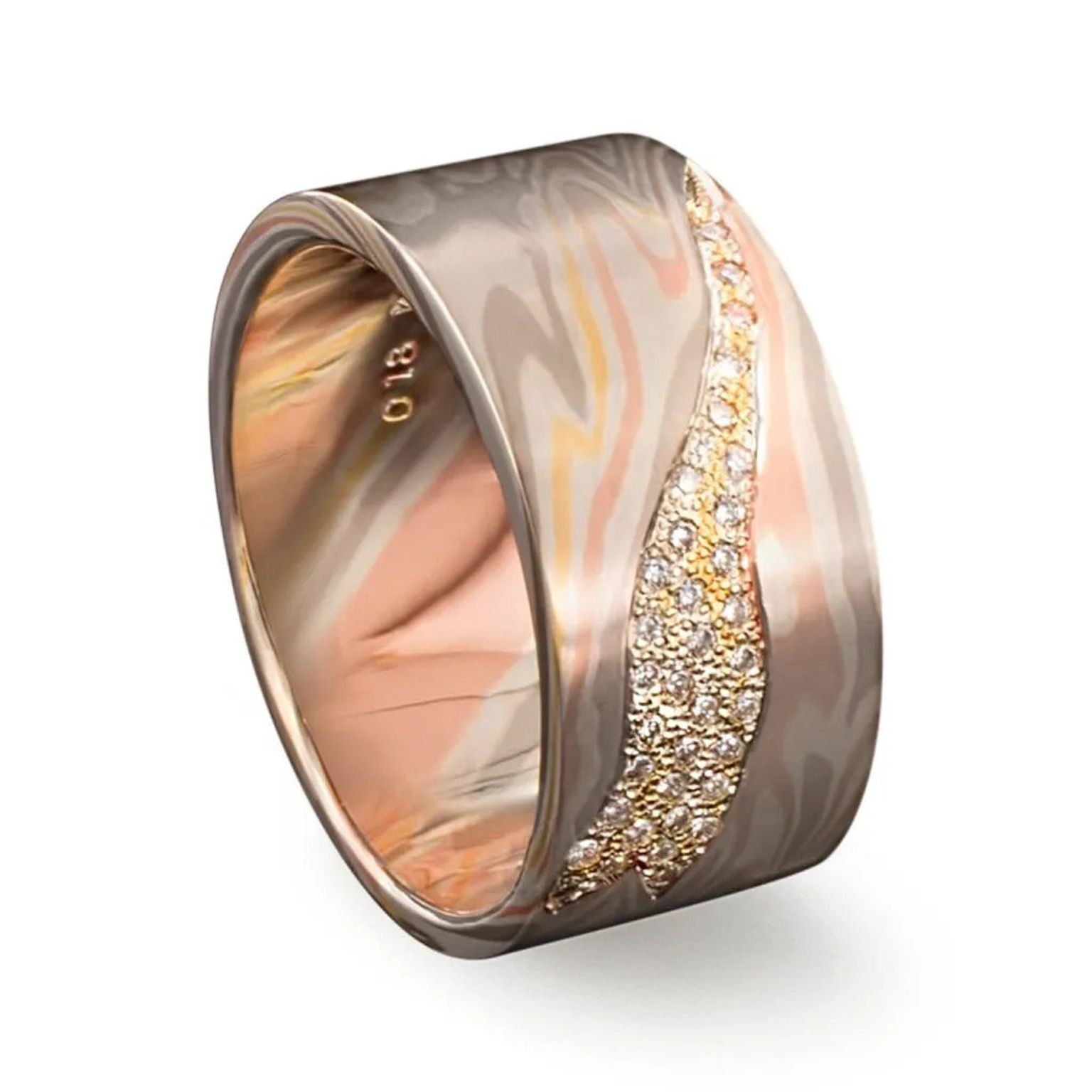 Bruid in een versierde trouwjurk, met witte schoenen versierd met kristallen.