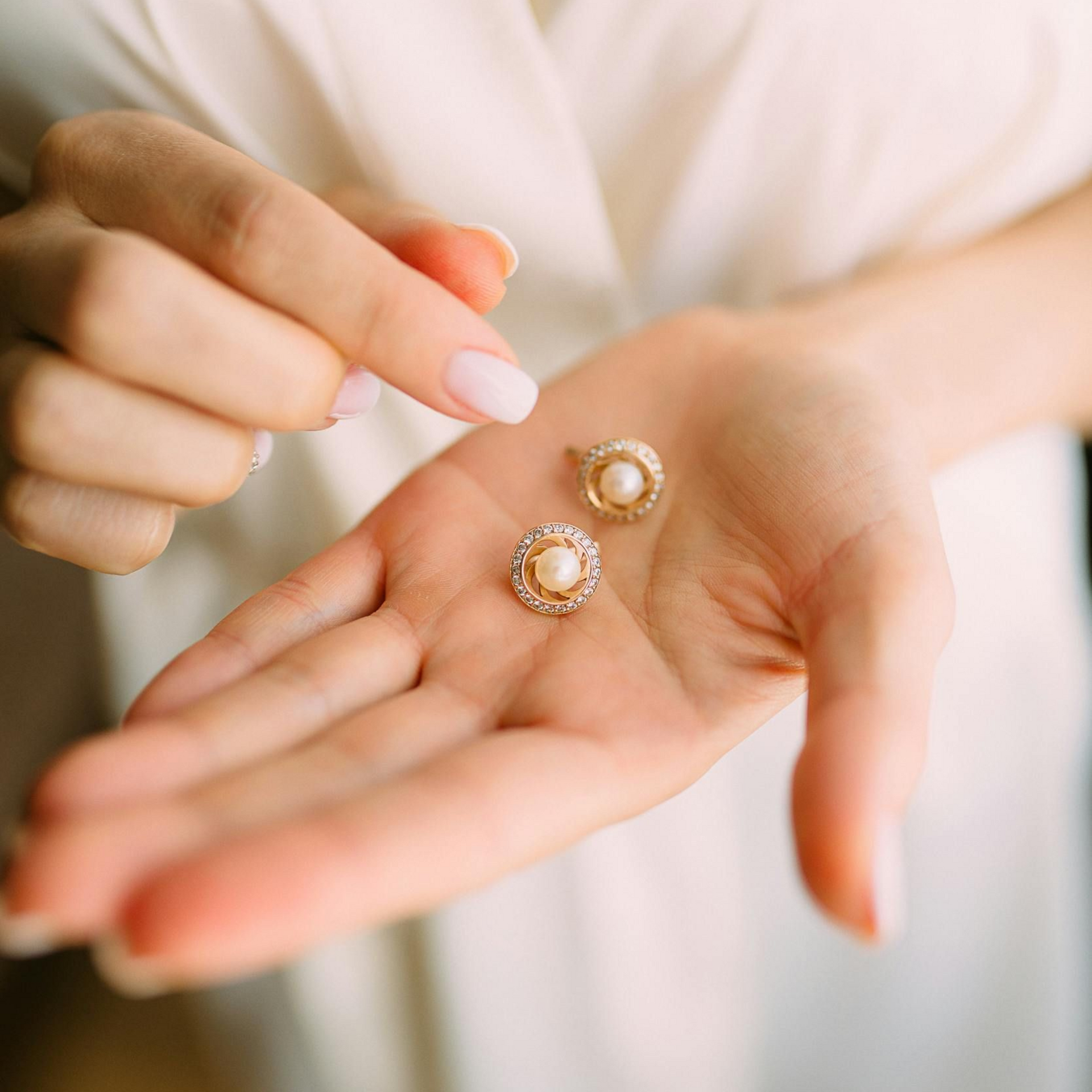 Bruid in een versierde trouwjurk, met witte schoenen versierd met kristallen.