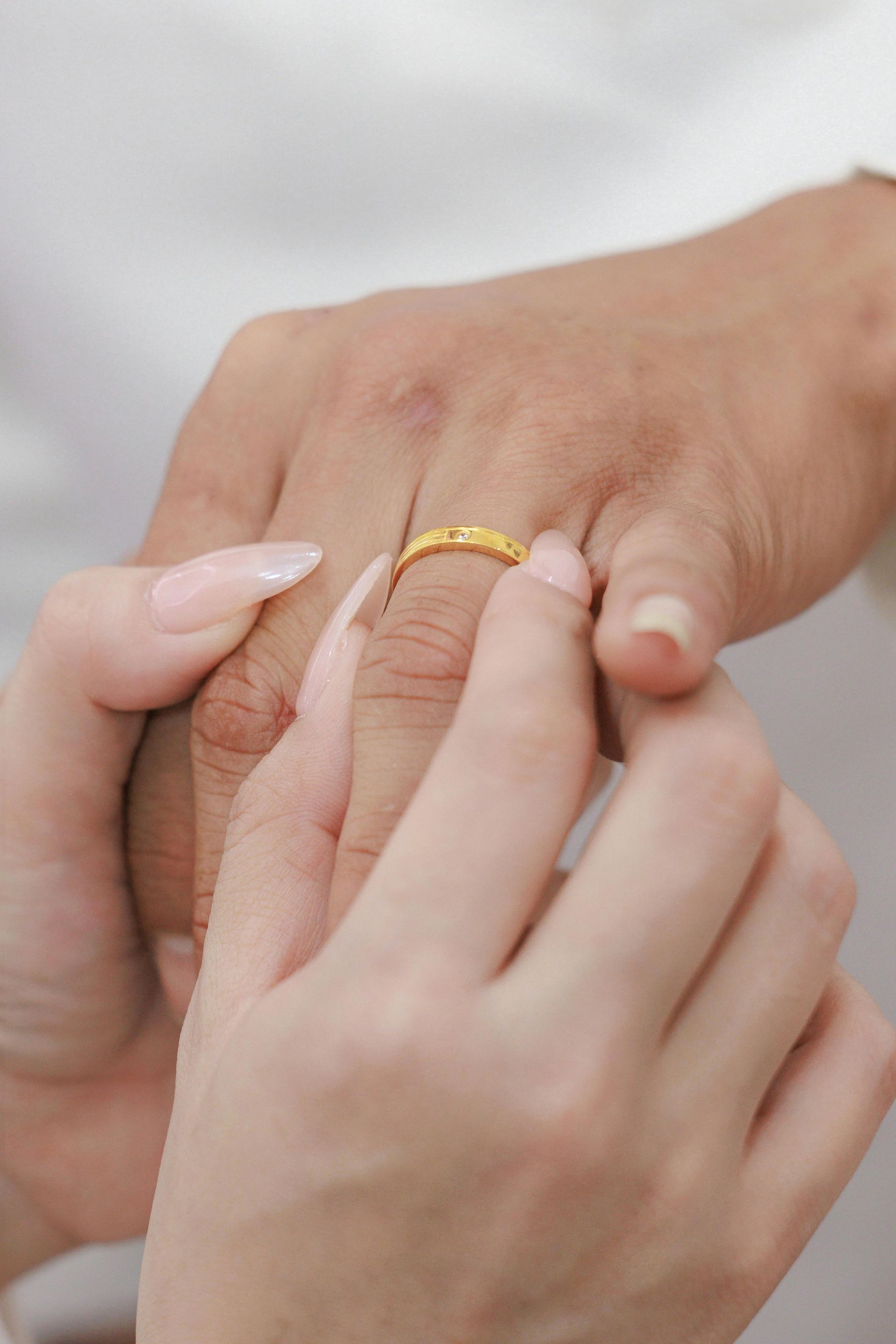 Bruid in een versierde trouwjurk, met witte schoenen versierd met kristallen.