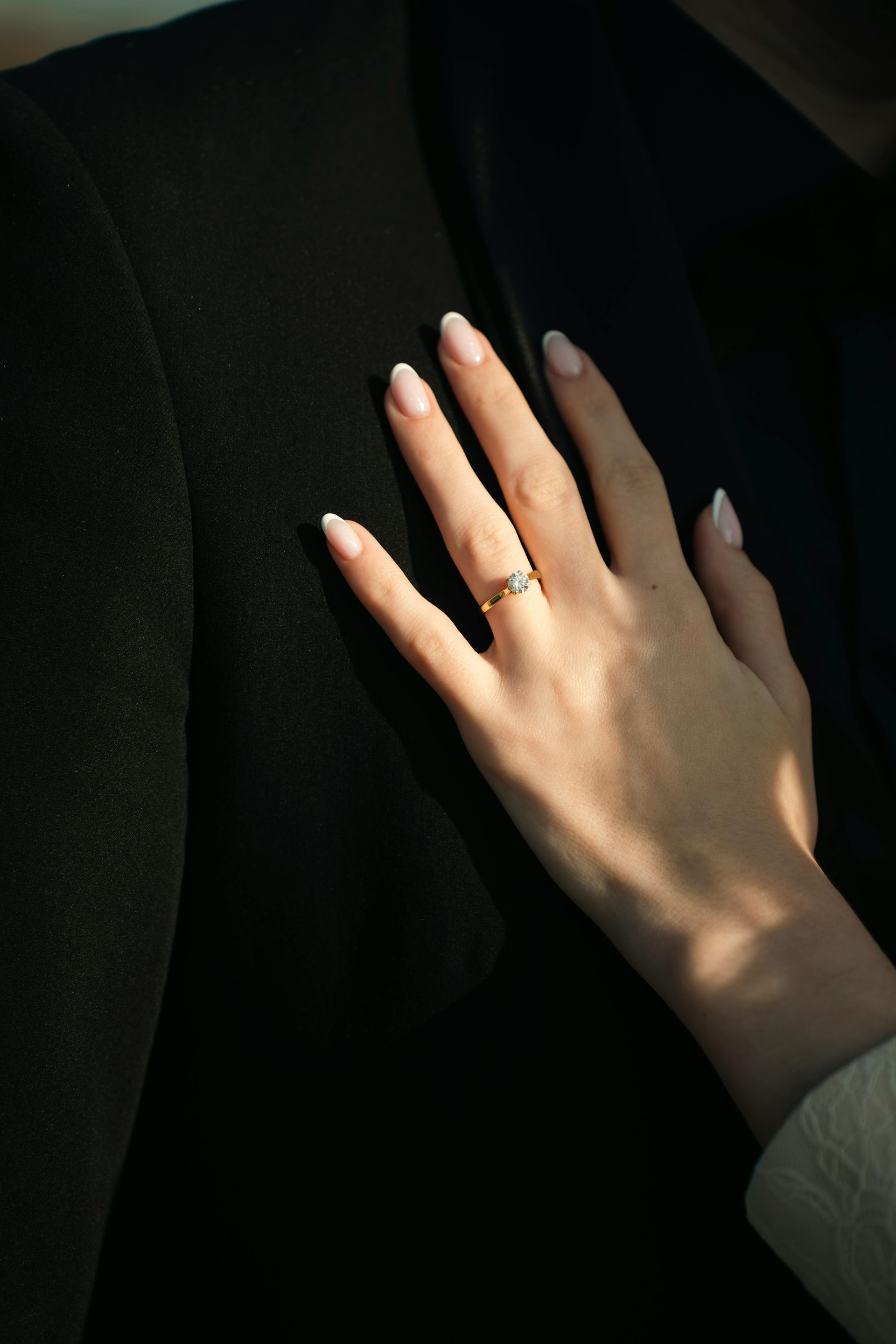 Elegant opgestoken kapsel met witte bloemenaccenten.