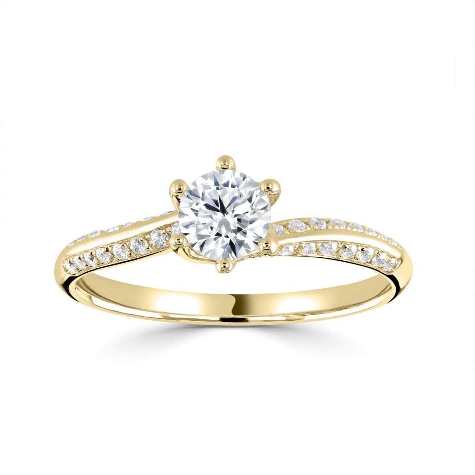 Gouden verlovingsring met een ronde diamant in het midden en kleine diamanten op de band.