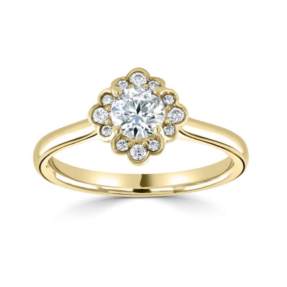 Geelgouden ring met een centrale diamant en een omringende halo van kleinere diamanten.