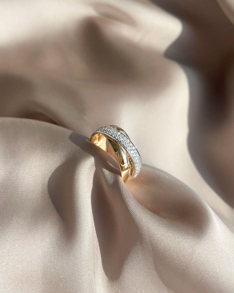 Elegant opgestoken kapsel met witte bloemenaccenten.