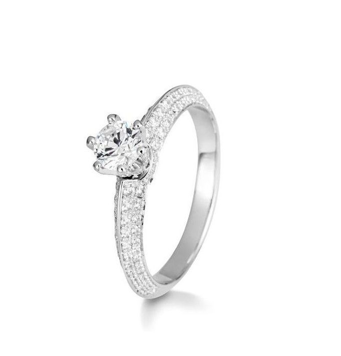 Verlovingsring met diamant, pavé gezette band en middelste steen.