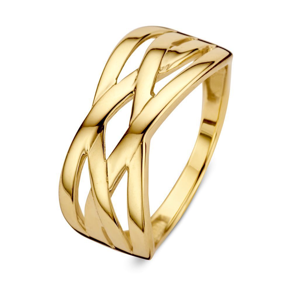 Een man draagt een vrouw op een onverharde weg in een bos. Zij glimlacht, hij kijkt de toeschouwer aan.