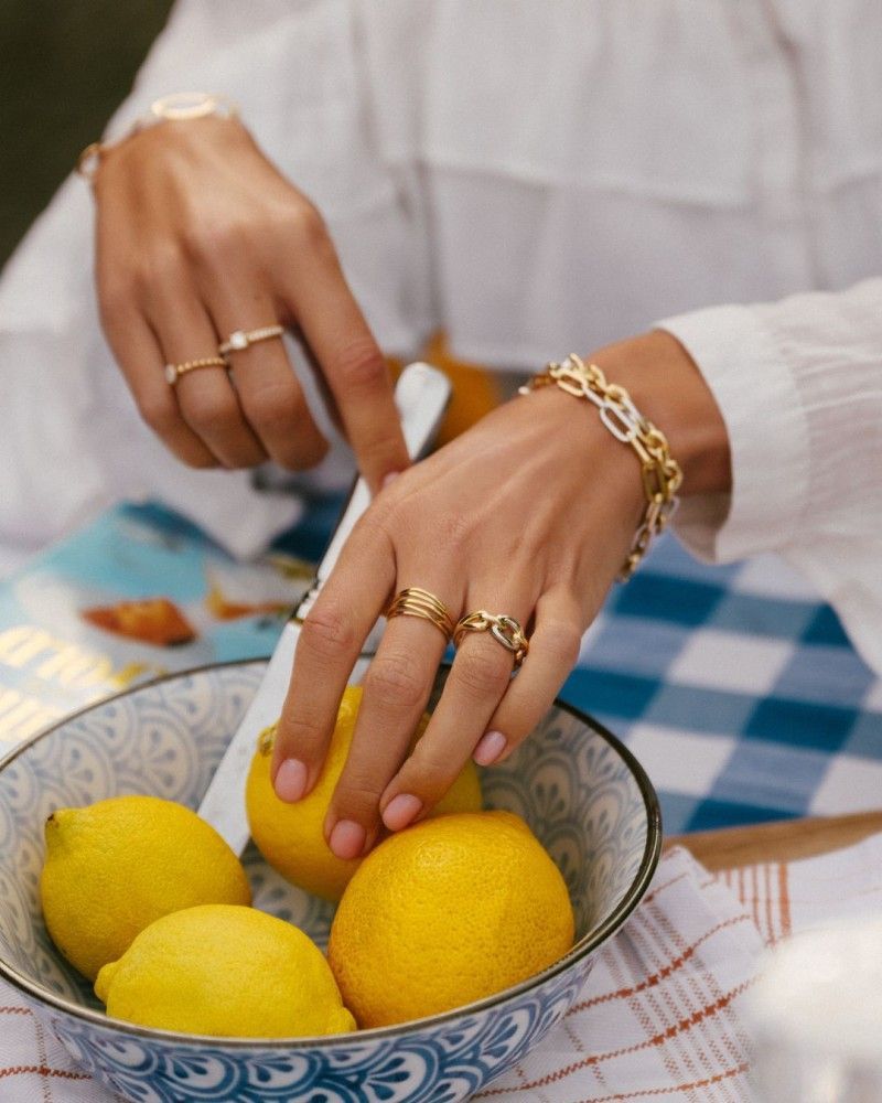Elegant opgestoken kapsel met witte bloemenaccenten.