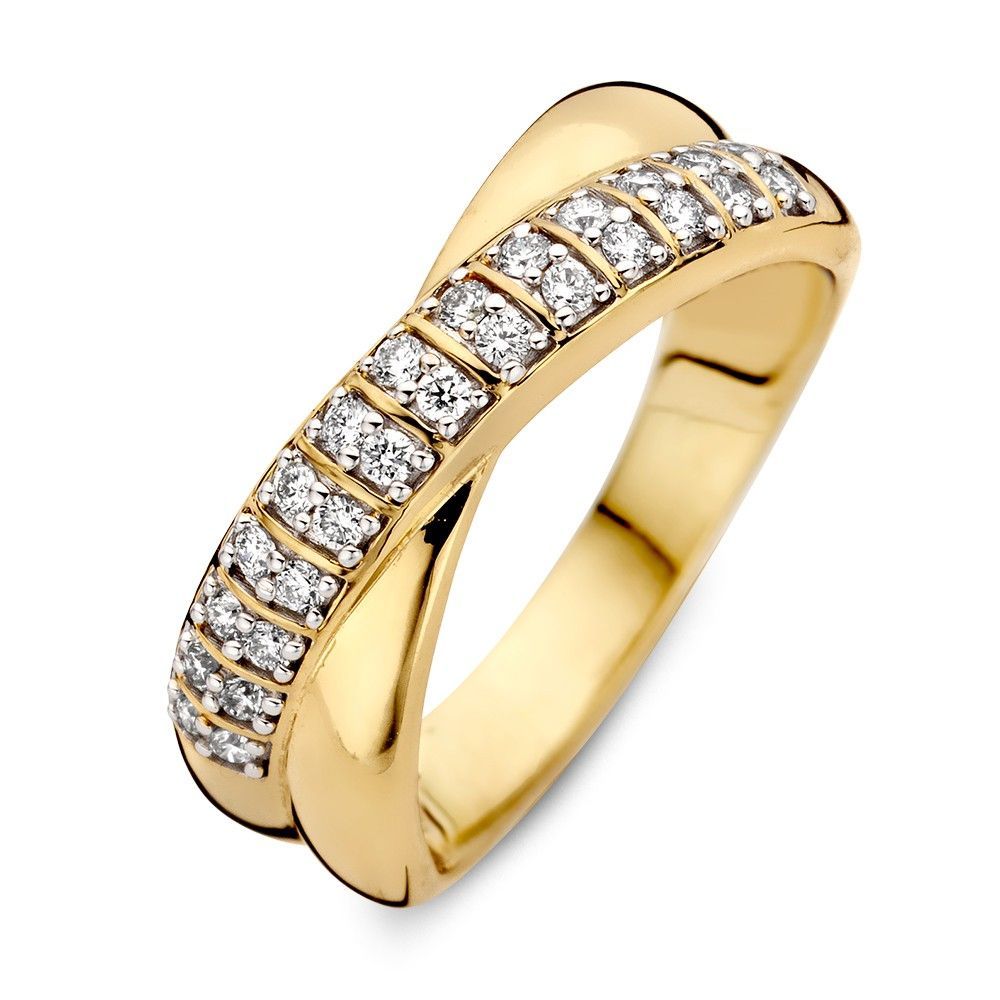 Gouden kruisring met kleine diamantjes.