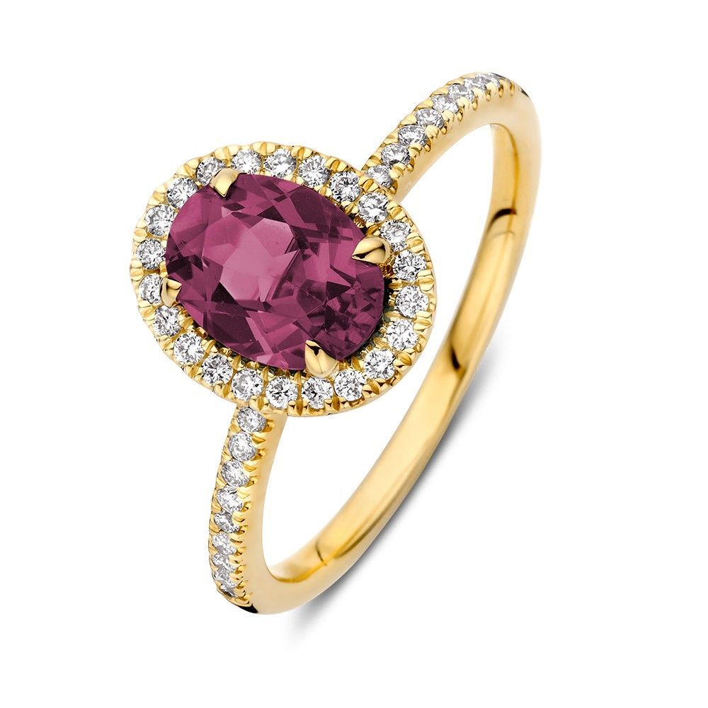 Elegant opgestoken kapsel met witte bloemenaccenten.