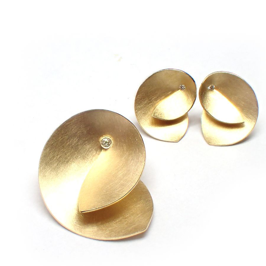 Gouden ring en oorbellen bezet met kleine diamantjes.