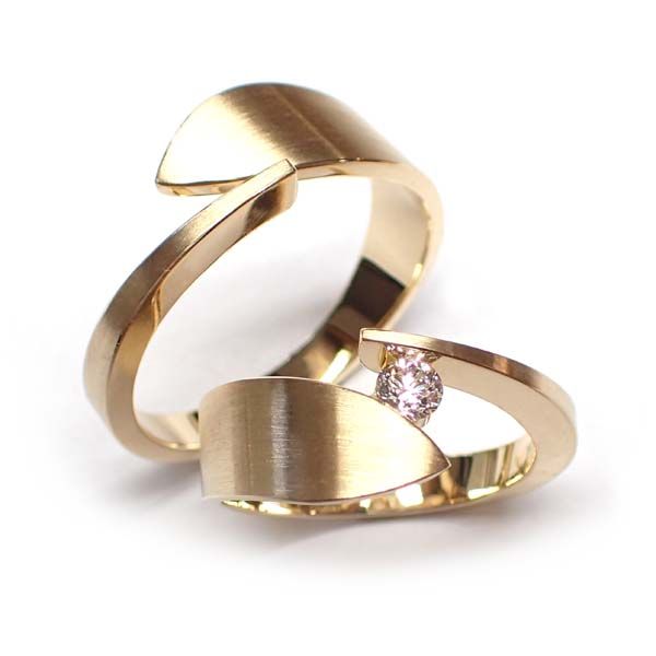 Elegant opgestoken kapsel met witte bloemenaccenten.