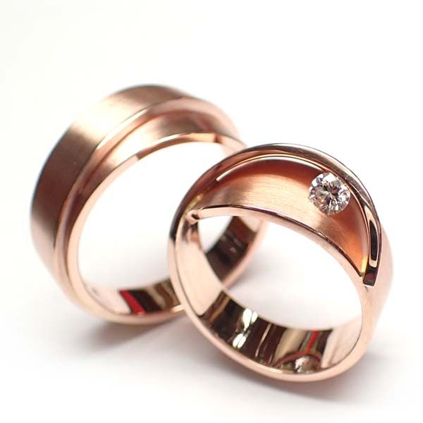 Elegant opgestoken kapsel met witte bloemenaccenten.