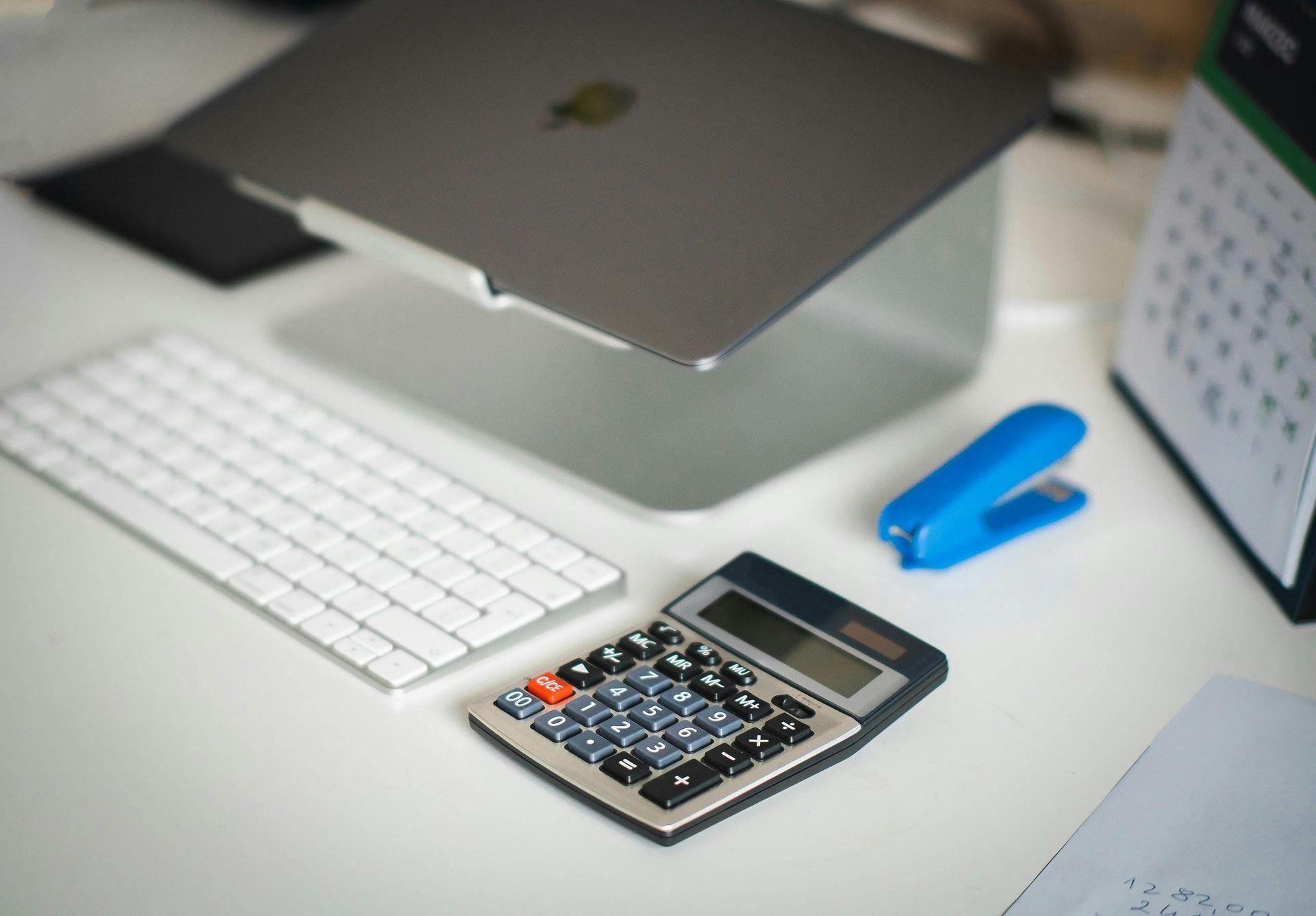 Organised desk with laptop, calculator and calendar – VAT return and bookkeeping support for small businesses in Surrey