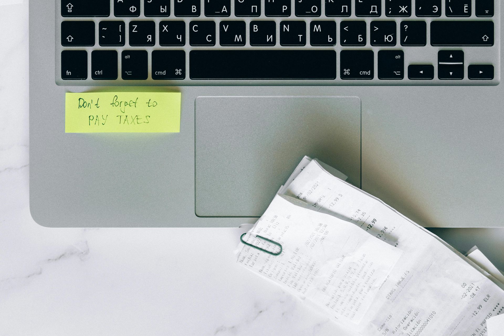 Sticky note don’t forget to pay taxes with receipts on laptop – VAT return and bookkeeping support for small businesses in Surrey