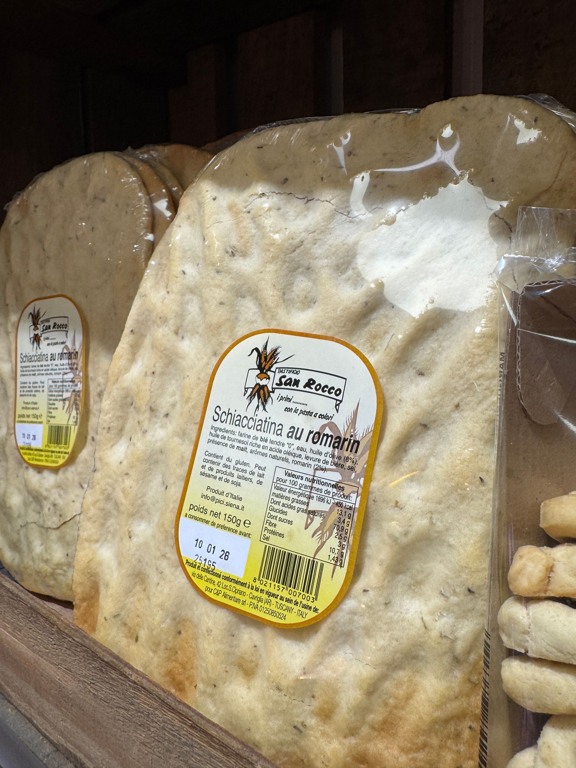 Paquets de pain plat avec étiquettes jaunes.