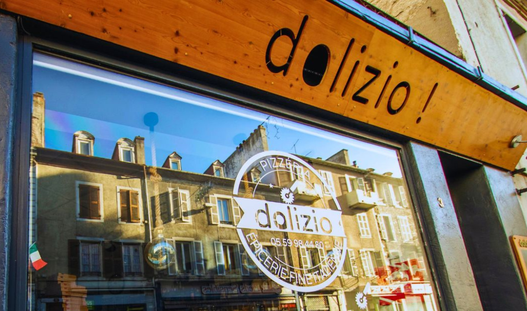 Façade du magasin Dolizio avec enseigne, reflet du bâtiment et de la rue, Italie.