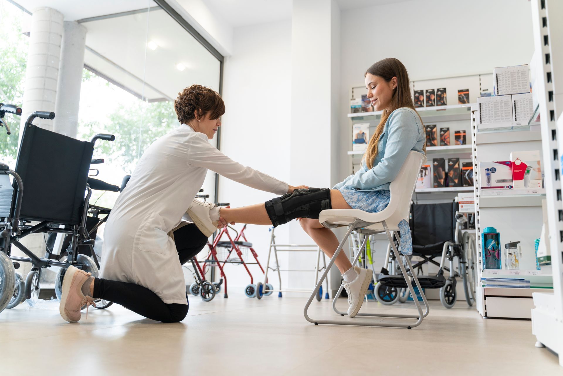 female orthopedic patient with doctor in clincial setting