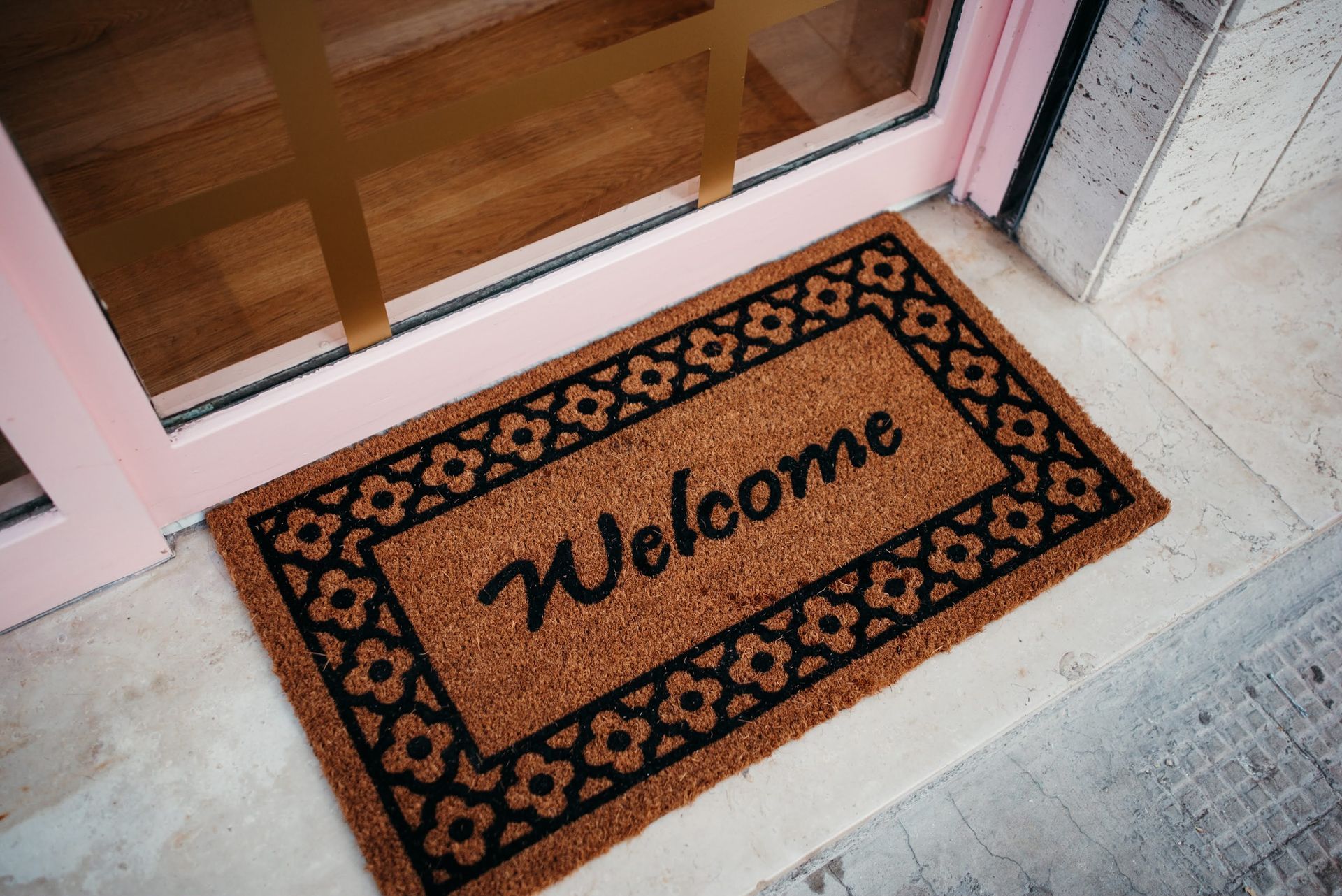 Zerbino marrone con la scritta 