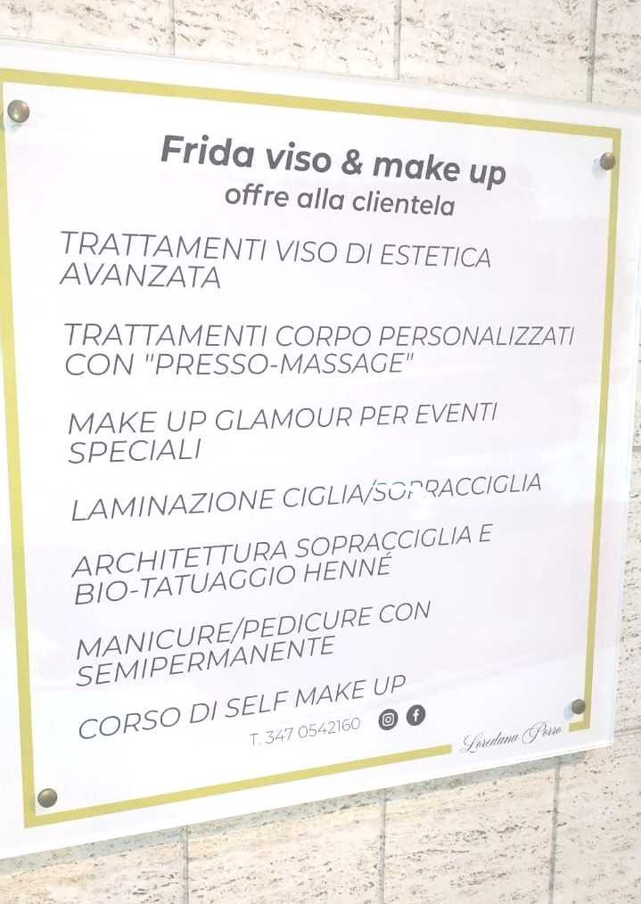 Insegna bianca su parete ruvida con testo dorato e contorno rosa. Elenca i servizi di bellezza.